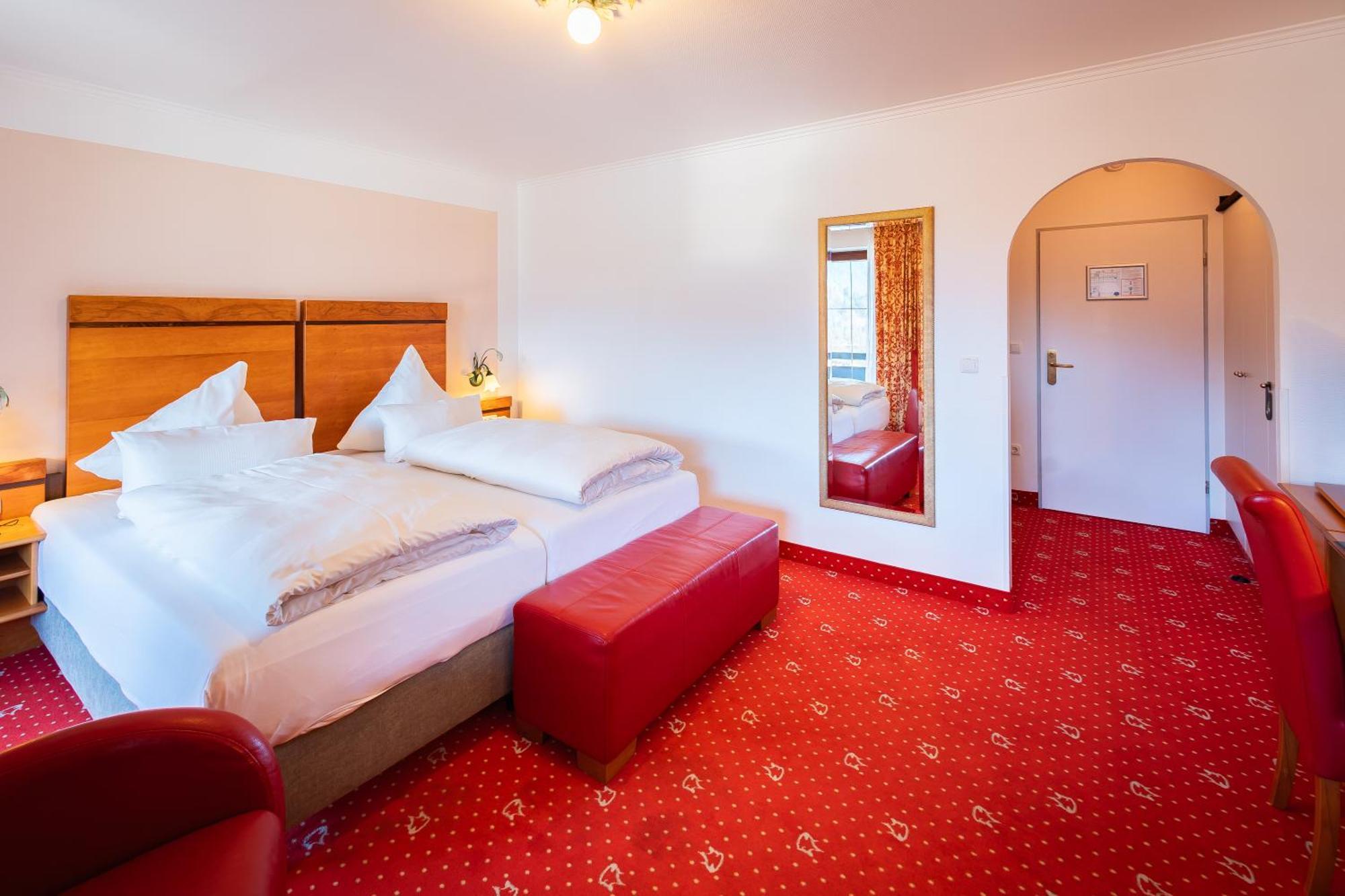 Doppelzimmer mit Balkon und Bergblick